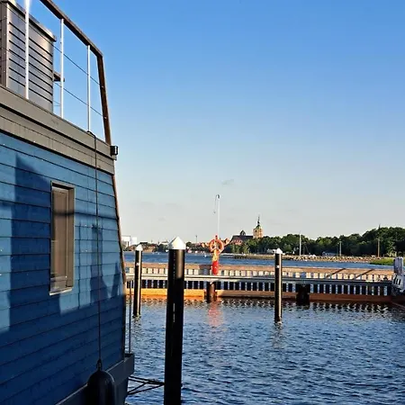 Hausboot Harmonie Hotel na wodzie